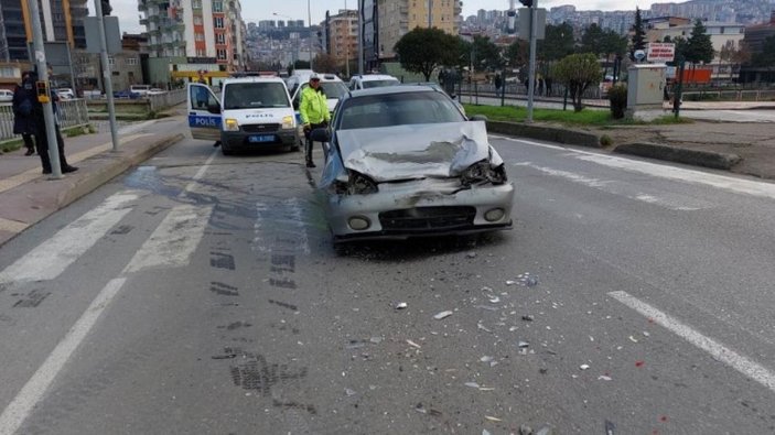 Samsun'da köpeğe çarpmamak için yavaşlayan araca otomobil çarptı