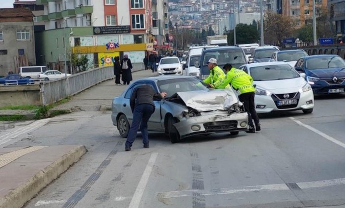 Samsun'da köpeğe çarpmamak için yavaşlayan araca otomobil çarptı