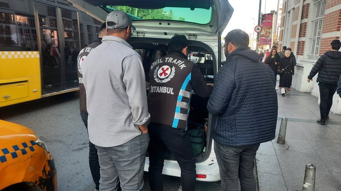 İstanbul'da denetime ağzında sigarayla yakalanan taksiciye ceza