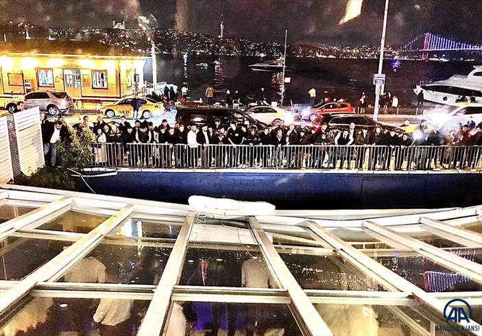 Beşiktaş'ta deniz kenarındaki restoranın balkonu çöktü