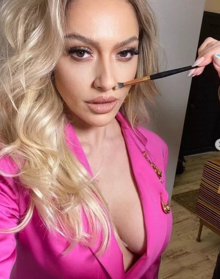 Hadise sütyensiz pozunu paylaştı, yetmedi yarı çıplak yatağa uzandı! 