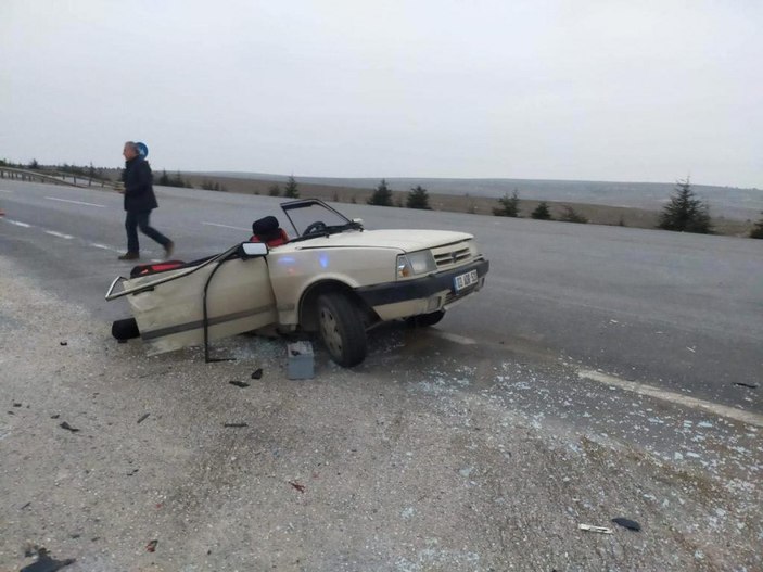 Eskişehir’de kaza yapan otomobil ikiye bölündü 