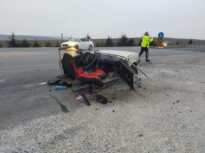 Eskişehir’de kaza yapan otomobil ikiye bölündü 