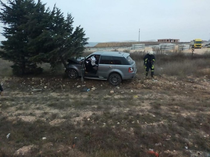 Eskişehir’de kaza yapan otomobil ikiye bölündü 