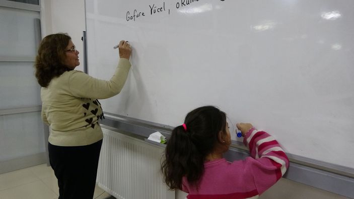 Malatya'da kızı için 63 yaşında okuma yazma öğreniyor