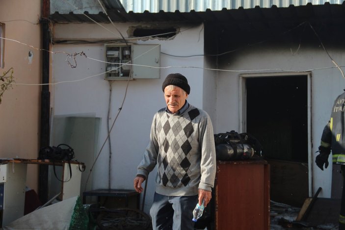 Antalya'da evi yanan yaşlı adam gözyaşlarını tutamadı 