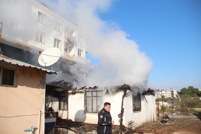 Antalya'da evi yanan yaşlı adam gözyaşlarını tutamadı 