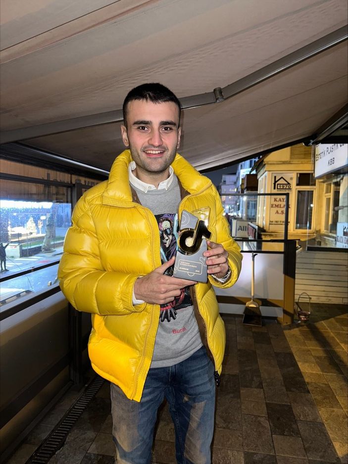 TikTok'tan CZN Burak'a Türkiye'nin 1 numarası ödülü