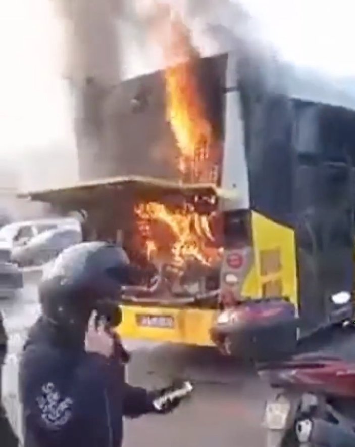 Sarıyer'de İETT otobüsünün motor kısmında yangın 