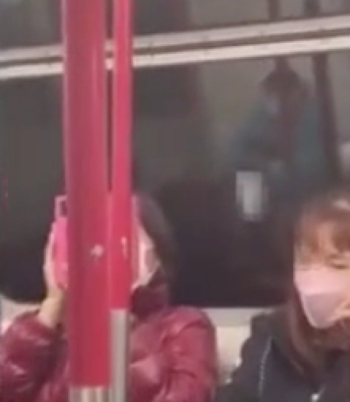 Metroda cinsel içerikli dizi izleyen kadını cam yansıması ifşa etti