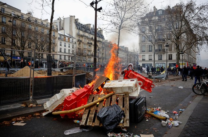 PKK yandaşları Paris’te büyük tahribata yol açtı