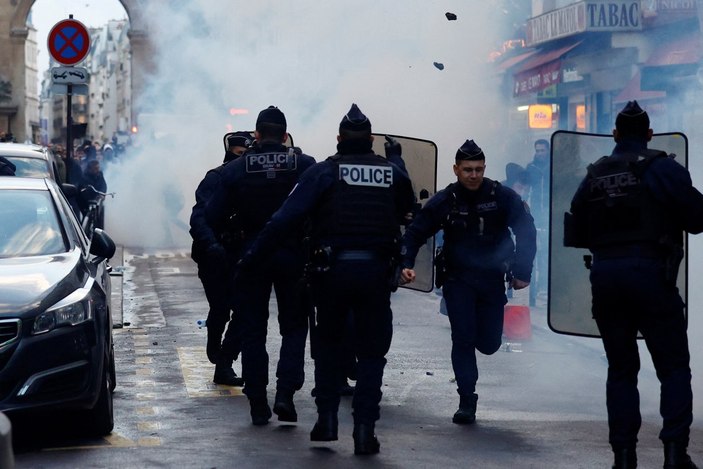 Paris sokakları, taşlı sopalı saldırılarla karıştı