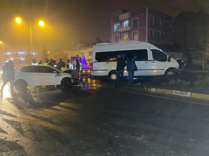 Nevşehir'de servis ile otomobil çarpıştı: 2'si ağır 10 yaralı