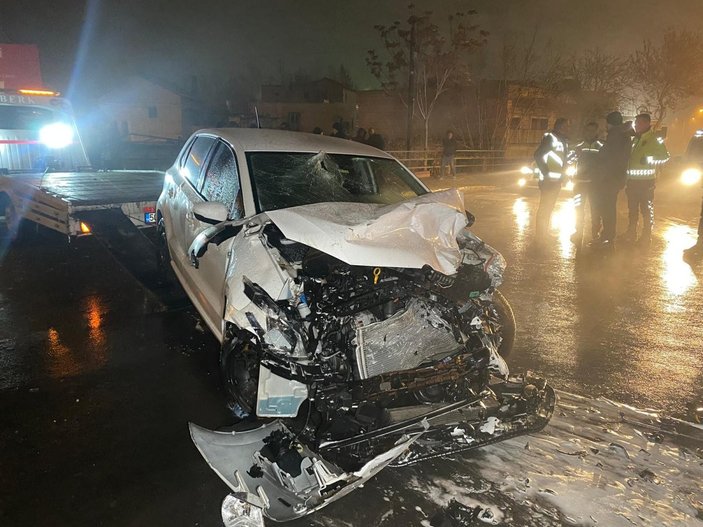 Nevşehir'de servis ile otomobil çarpıştı: 2'si ağır 10 yaralı