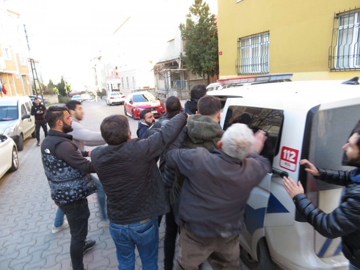 Ataşehir'de 3 kişiyi yaralayan alkollü sürücüye dayak