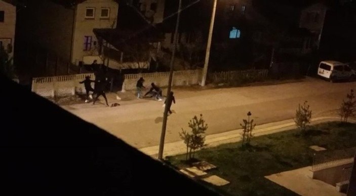 Düzce'de bir grup genç yumruk yumruğa kavga etti
