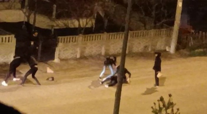 Düzce'de bir grup genç yumruk yumruğa kavga etti