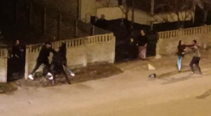Düzce'de bir grup genç yumruk yumruğa kavga etti