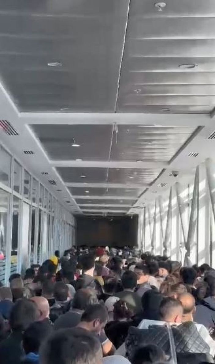 Gürcistan sınır kapısında telefon izdihamı