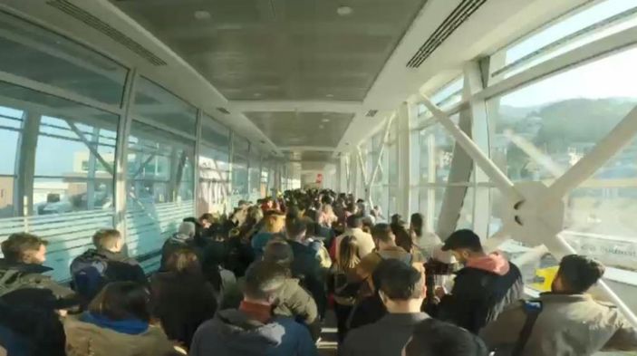 Gürcistan sınır kapısında telefon izdihamı