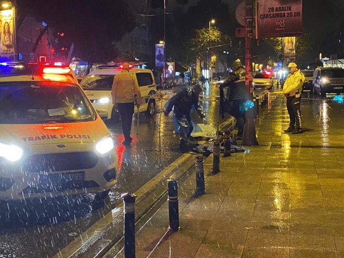 Kadıköy'de yolun karşısına geçmek isteyen yayaya otomobil çarptı