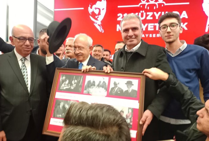 Kemal Kılıçdaroğlu'na Süleyman Demirel’in şapkası hediye edildi