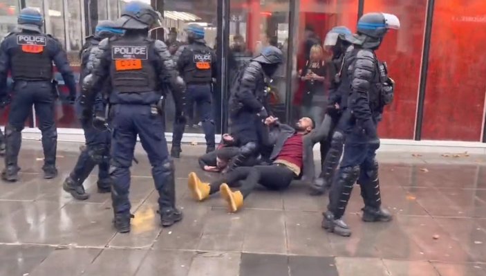 Paris'te polisler, PKK yandaşlarını yerde sürükleyerek gözaltına aldı