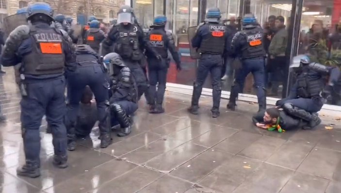 Paris'te polisler, PKK yandaşlarını yerde sürükleyerek gözaltına aldı