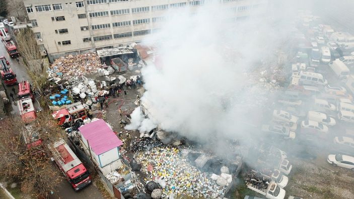 Maltepe’de işçilerin kaldığı konteynerde yangın çıktı
