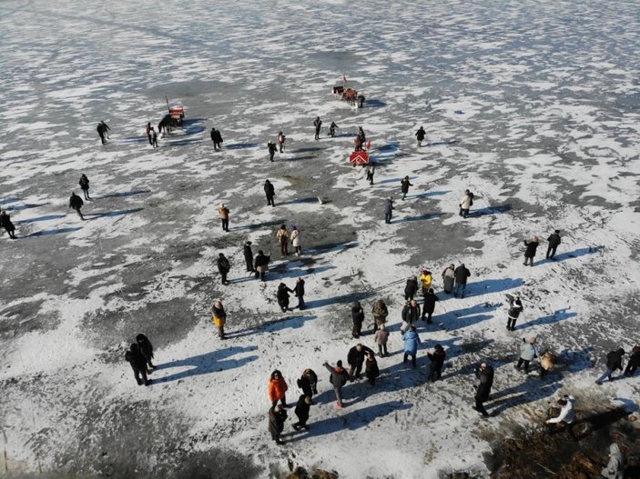 Çıldır Gölü buz tuttu, ziyaretçiler akın etti
