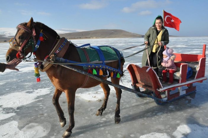 Çıldır Gölü buz tuttu, ziyaretçiler akın etti