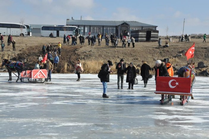 Çıldır Gölü buz tuttu, ziyaretçiler akın etti