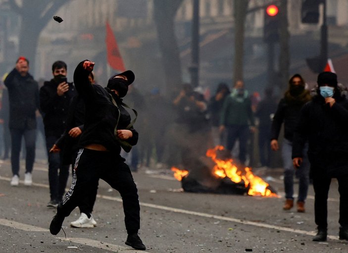 Fransız basını, Paris'teki saldırıda Türkiye'yi suçladı