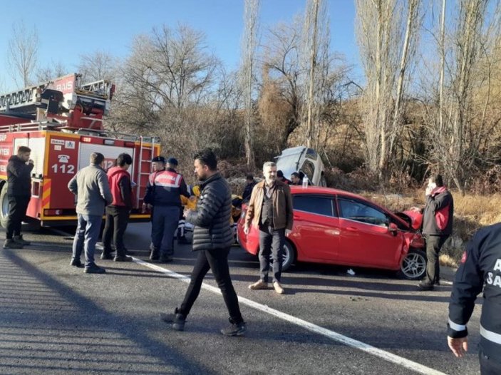 Nevşehir'de  iki otomobil kafa kafaya çarpıştı: 4 aylık bebek öldü