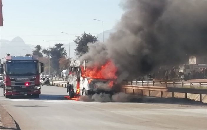 Antalya'da minibüs, alevlere teslim oldu