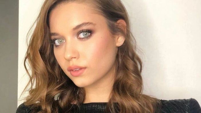 Afra Saraçoğlu iç çamaşırsız pozuyla büyüledi!