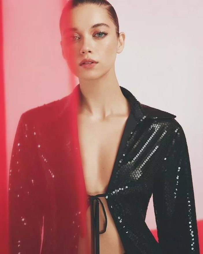 Afra Saraçoğlu iç çamaşırsız pozuyla büyüledi!