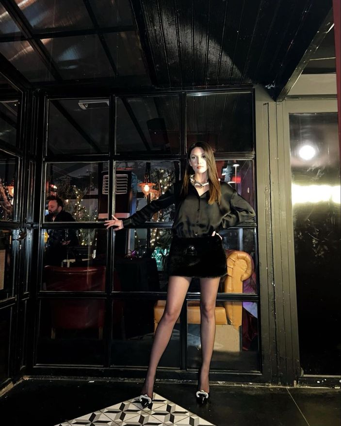 Endamına yorum yağdı! Hazal Subaşı'nın minili pozları ortalığın tozunu attırdı...