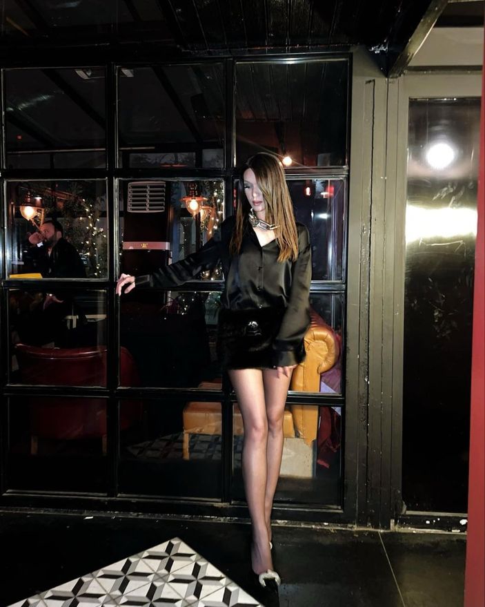 Endamına yorum yağdı! Hazal Subaşı'nın minili pozları ortalığın tozunu attırdı...