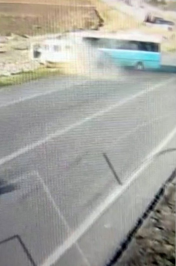 Kahramanmaraş'ta halk otobüsü ile minibüsün çarpıştığı kaza anı kamerada