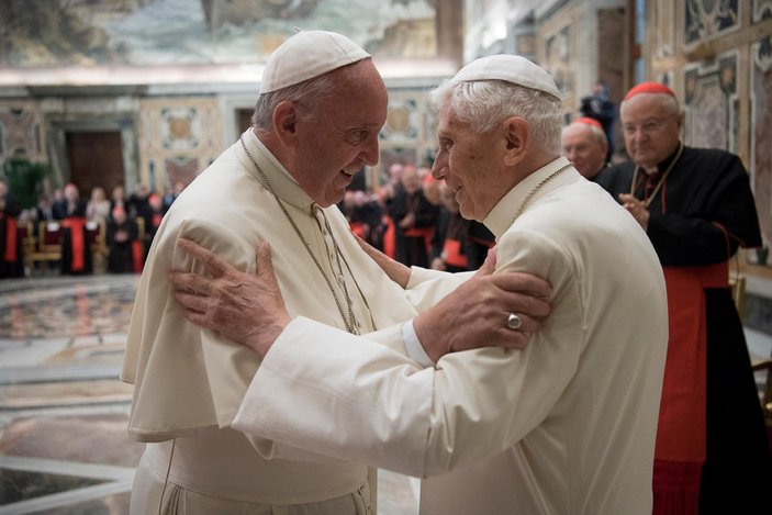 Papa Francis, durumu ağırlaşan Papa 16. Benedict için dua istedi