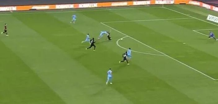 Marc Bartra, kırmızı kartla oyun dışında kaldı