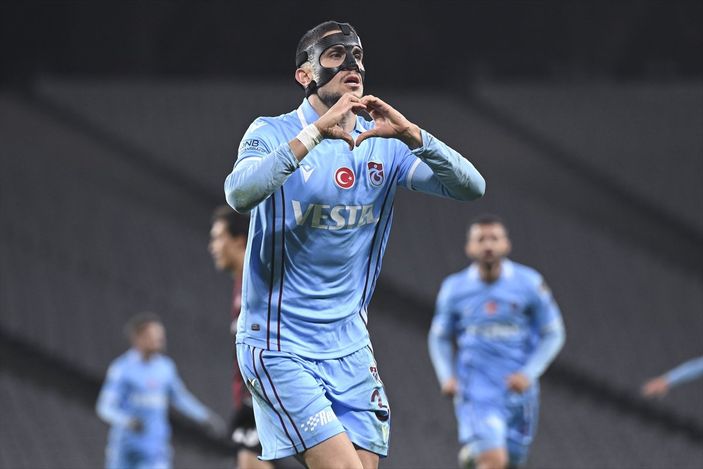 a Marc Bartra, kırmızı kartla oyun dışında kaldı