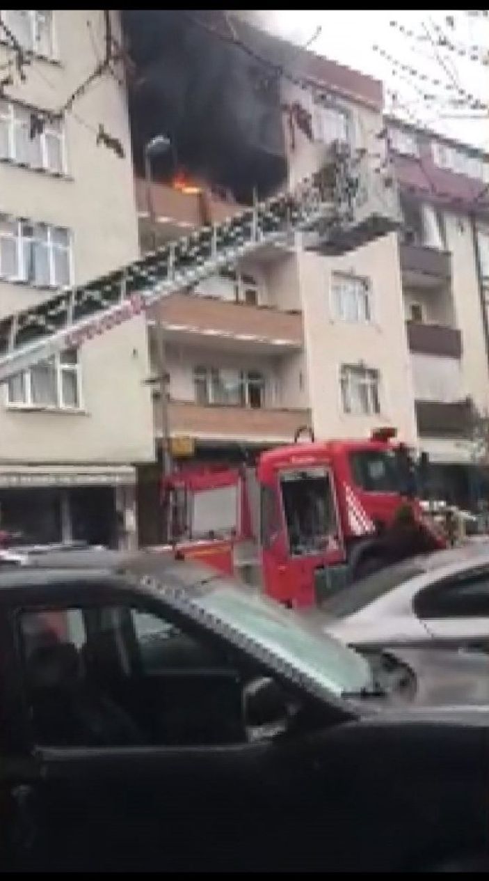 Küçükçekmece'de bir anne önce kızını aşağıya attı ardından kendisi atladı 