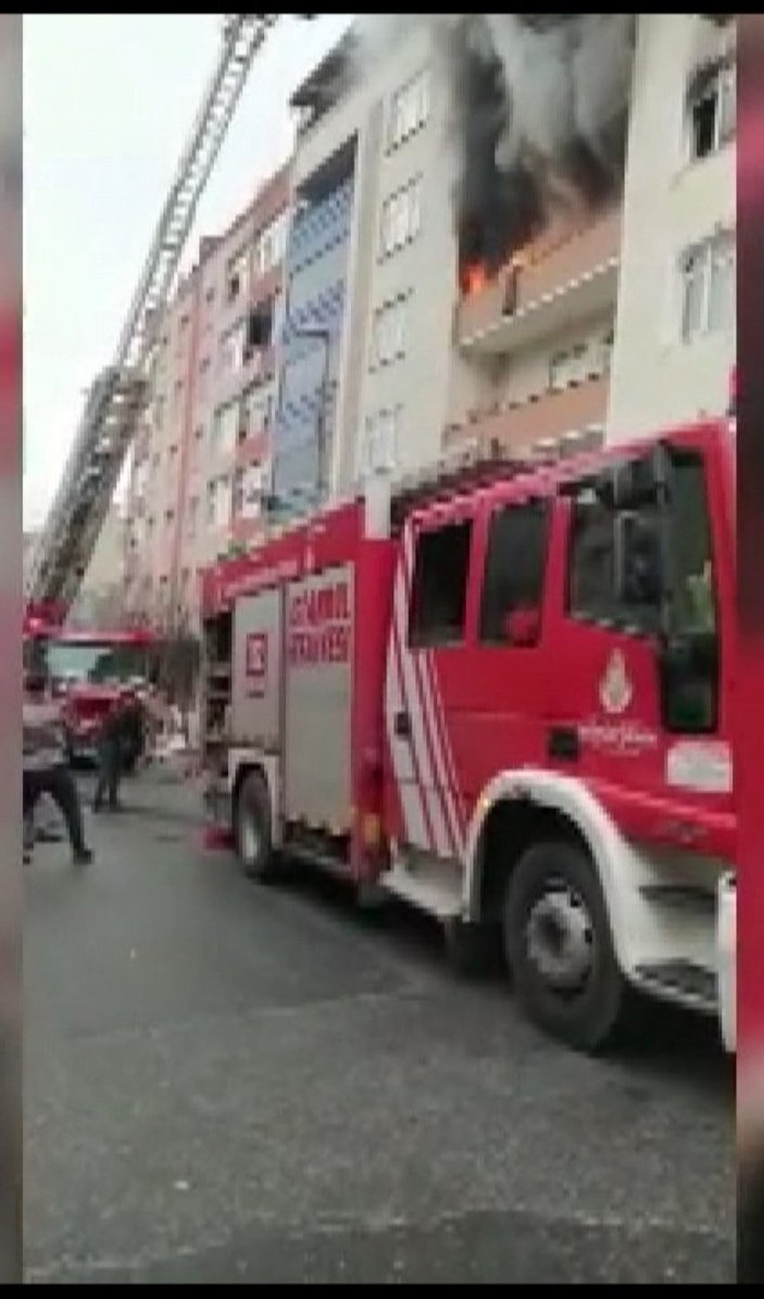 Küçükçekmece'de bir anne önce kızını aşağıya attı ardından kendisi atladı 