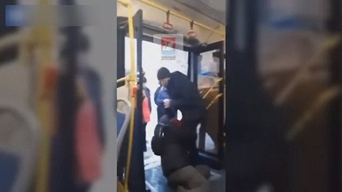 Vladimir Putin'i eleştiren yaşlı kadını otobüsten attılar