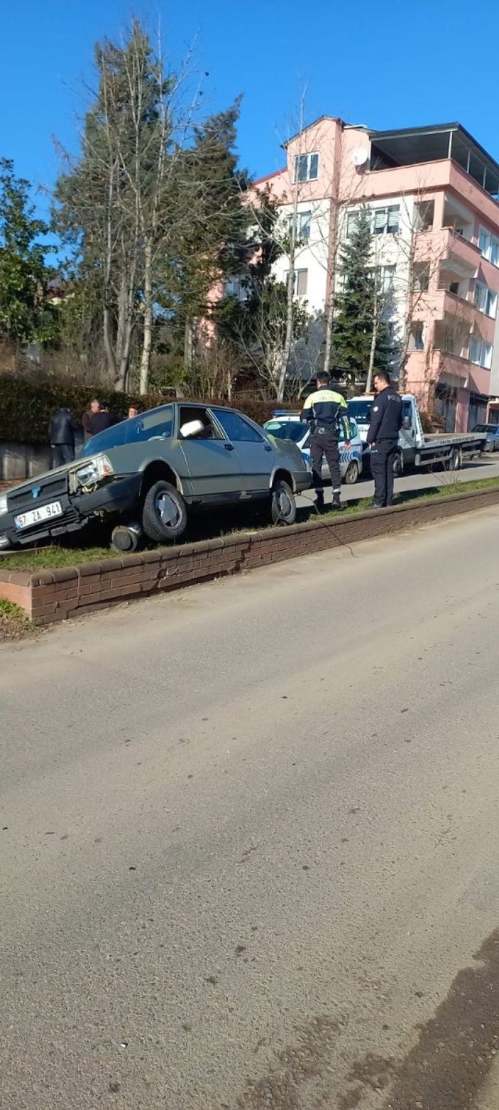 Zonguldak'taki  yaşlı sürücü fren yerine gaza bastı