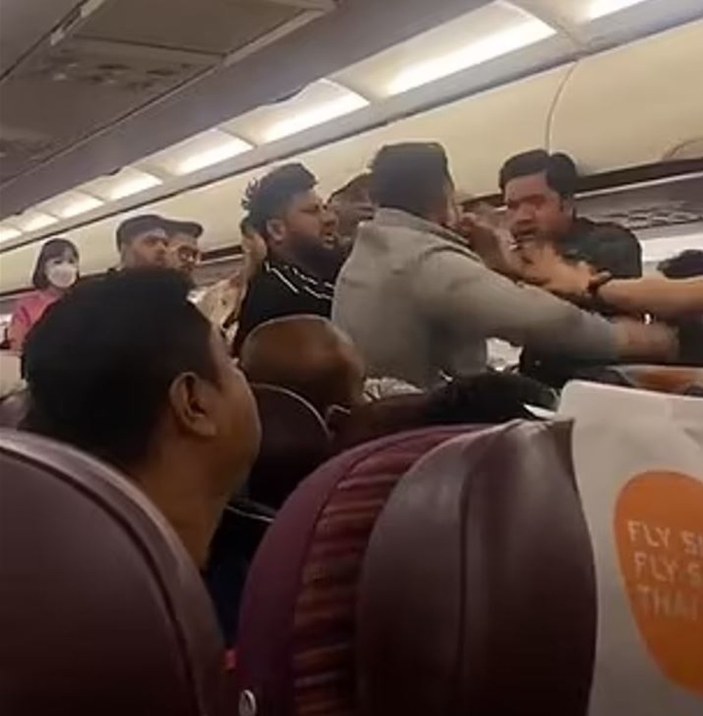 Hindistan uçağında kavga çıktı