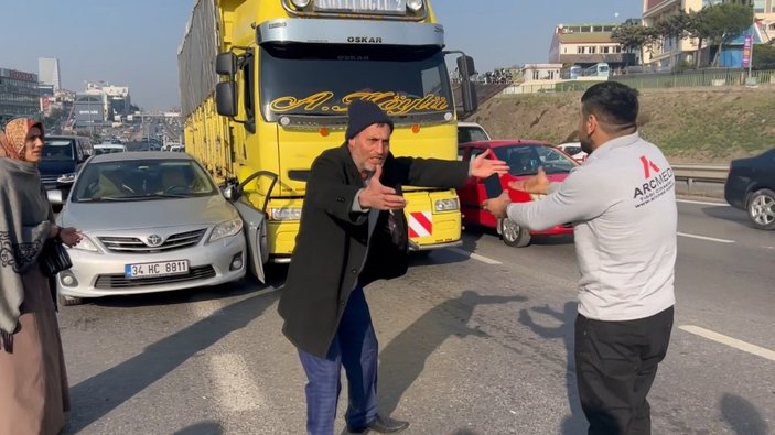 Maltepe'de kazaya sinirlenen adam aracın üzerine çıkıp kavga etti 