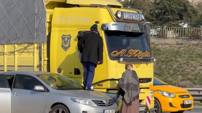 Maltepe'de kazaya sinirlenen adam aracın üzerine çıkıp kavga etti 